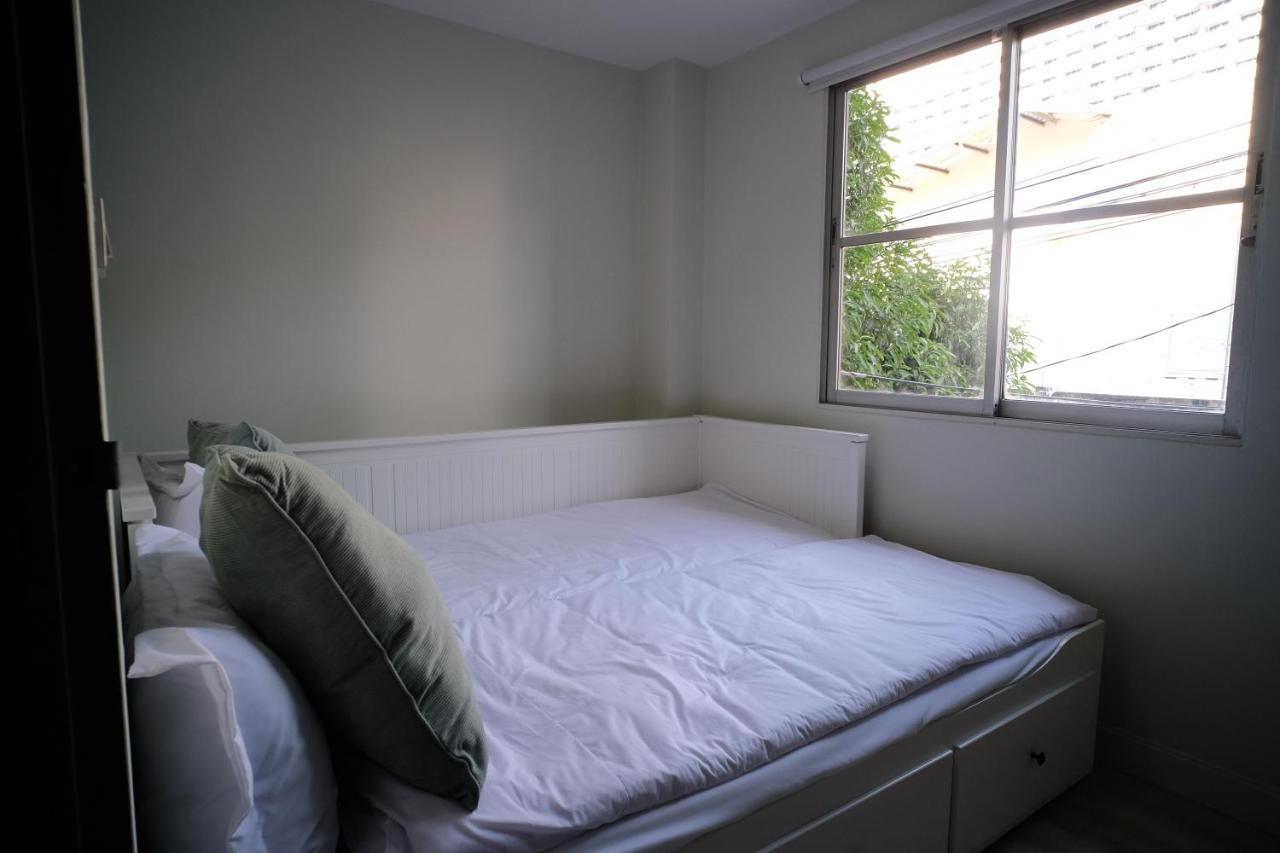 Апартаменты Baan Khun Pra Duplex Rm3 Бангкок Экстерьер фото